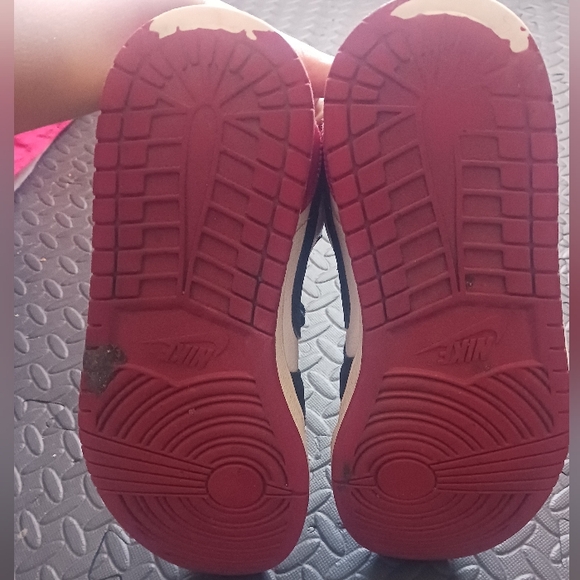 Men Nike Air Jordan 1 low black toe sneakers - Picture 9 of 16